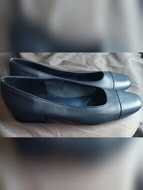 Vaneli Navy blue leather low heel flats, size 7N